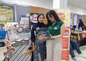 Dukung UMKM Naik Kelas, Mahasiswa DKV Unesa Desain Kemasan Produk Menarik